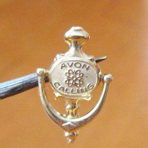 Vintage Avon Cosmetic Pin Trad Life Avon Calling Moving Door Knocker AwardPin